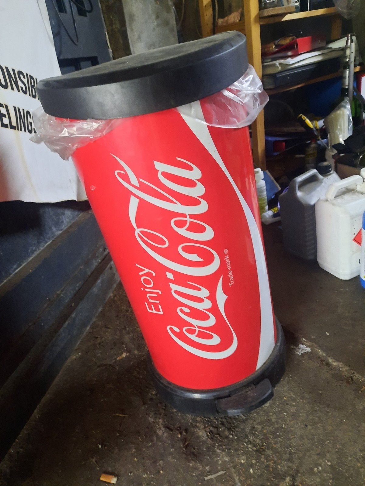 Grote pedaalemmer coca-cola, Ophalen