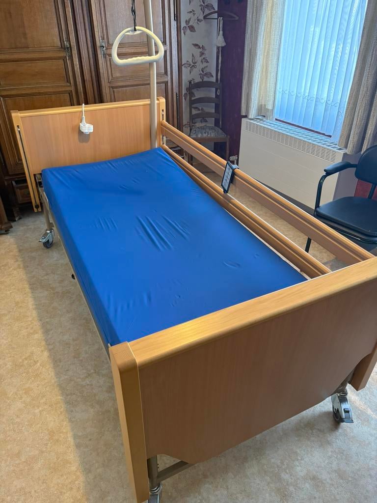Lot de 2 lits médicalisés électriques Vermeiren, Huis en Inrichting, Slaapkamer | Bedden, Ophalen, Zo goed als nieuw