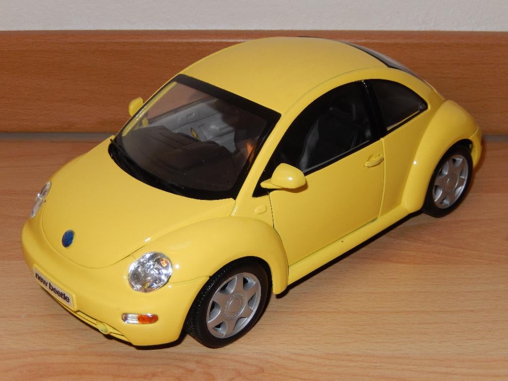 VW New Beetle 1/18 Burago, Ophalen of Verzenden, Zo goed als nieuw, Auto, Burago