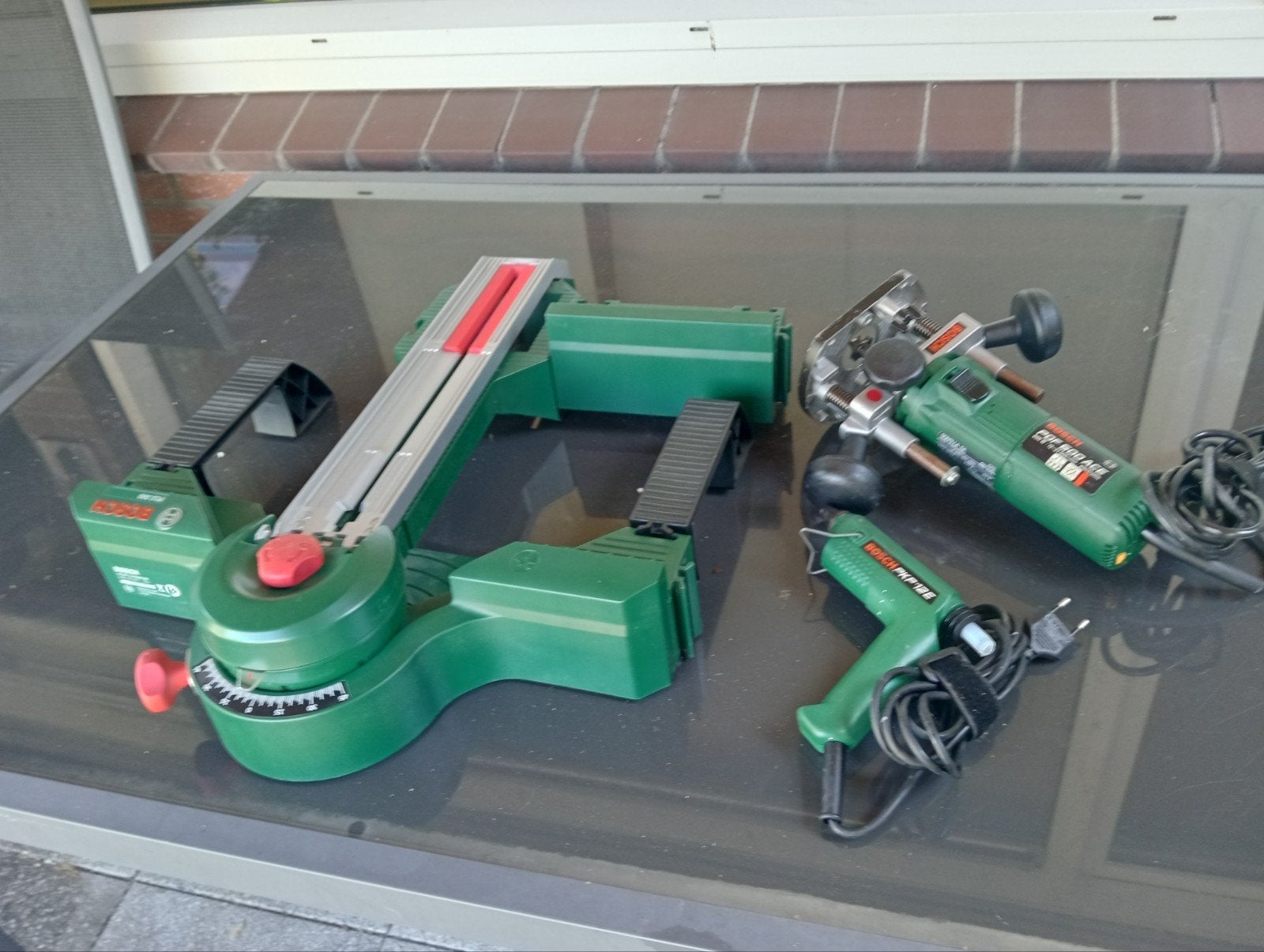 BOSCH BOVEN FREES. LIJMPISTOOL.  ZAAGHULP, Doe-het-zelf en Bouw, Gereedschap | Freesmachines, Ophalen of Verzenden, Bovenfrees
