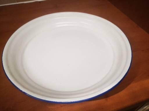 Plat en émail blanc avec bordure bleue 35 cm, Maison & Meubles, Cuisine | Vaisselle, Enlèvement ou Envoi