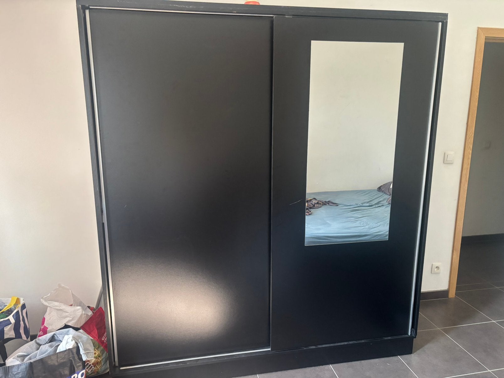 Armoire avec porte coulissante, 150 à 200 cm, Utilisé, Avec espace de penderie, Autres essences de bois