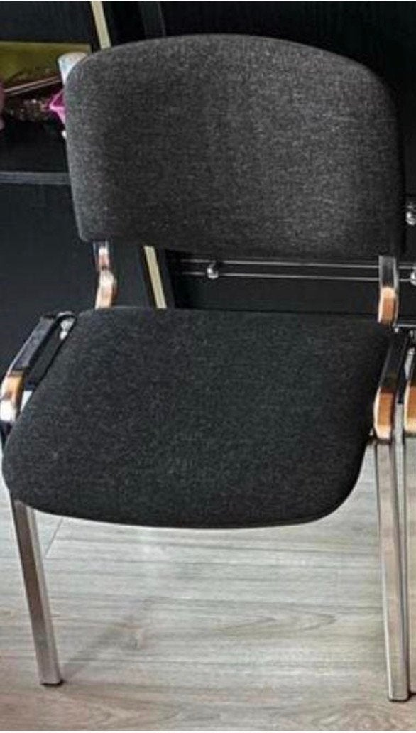 1 chaise empilables base chromée, Anthracite, 40€, Maison & Meubles, Gris, Enlèvement ou Envoi, Comme neuf, Métal