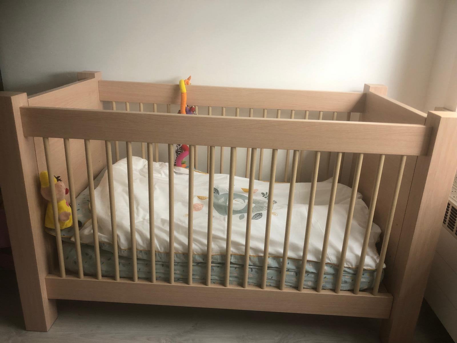 Kinderbedje met verzorgingtafel, Ophalen, Zo goed als nieuw, Jongetje of Meisje