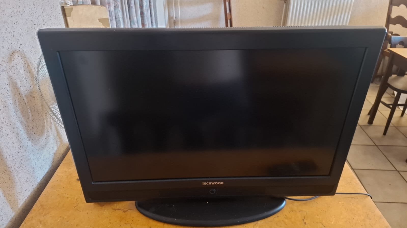 Techwood 32 inch TV met afstandsbediening, Audio, Tv en Foto, Ophalen, Zo goed als nieuw
