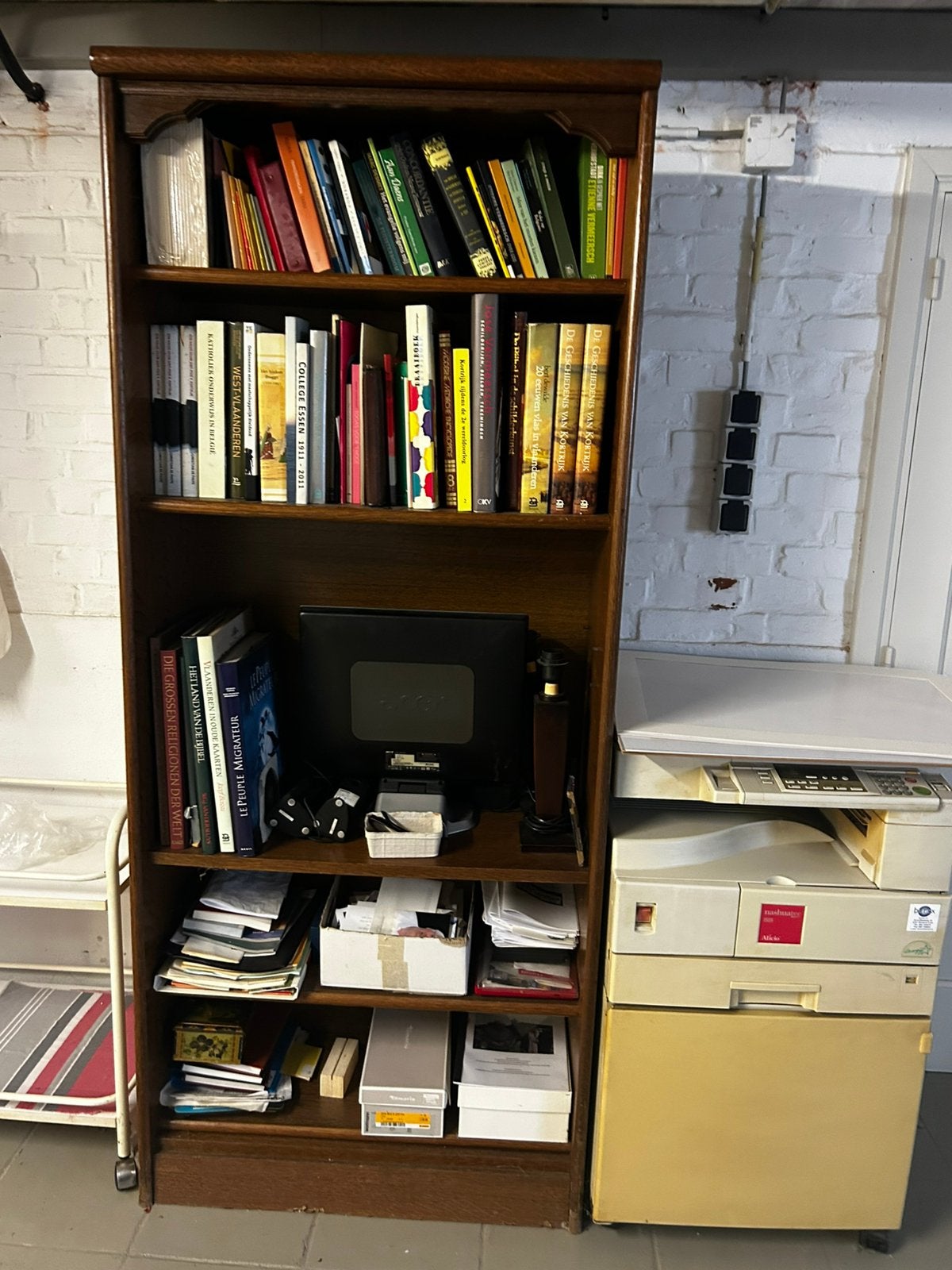 Twee boekenkasten in eik, Ophalen, Zo goed als nieuw