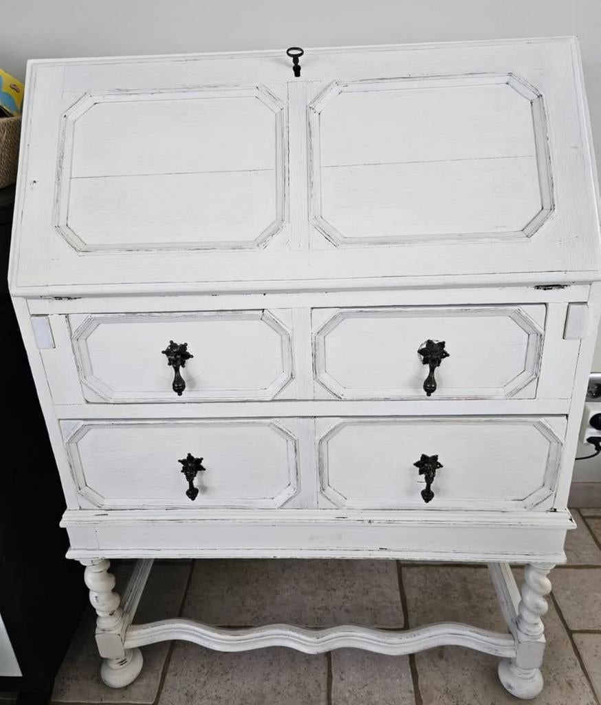 Landelijke secretaire wit bureau, Enlèvement