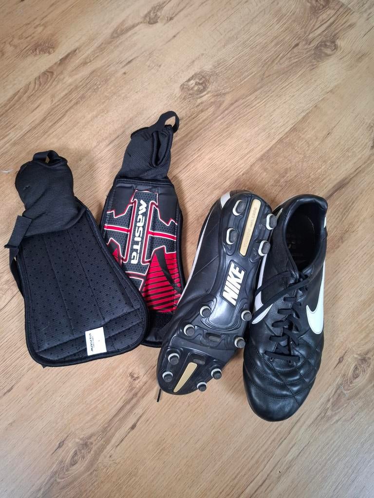 Nieuwe voetbalschoenen + scheenbeschermers, Enlèvement ou Envoi, Chaussures