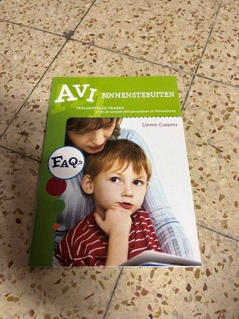 Boek AVI binnenstebuiten - Lieven Coppens, Ophalen of Verzenden, Zo goed als nieuw