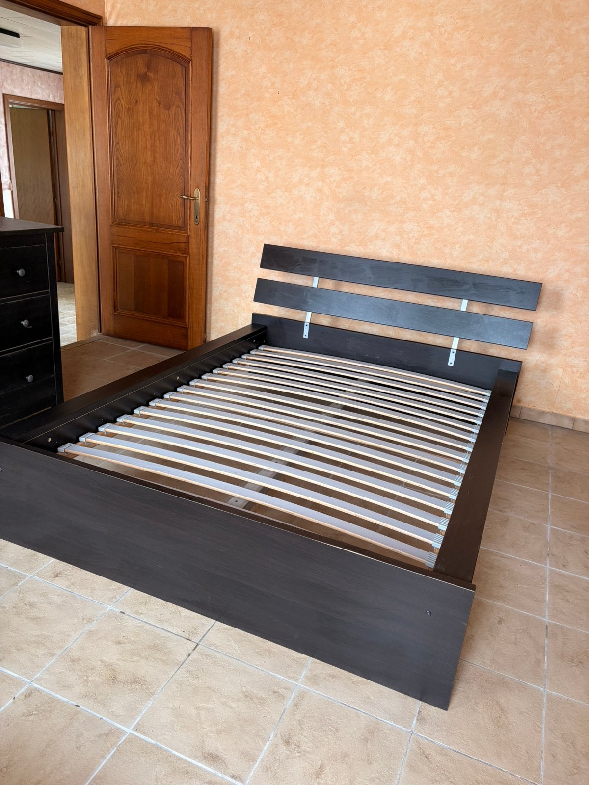Gratis bed twijfelaar 207 x 163 incl. lattenbodem, Ophalen, Gebruikt, Zwart, 140 cm