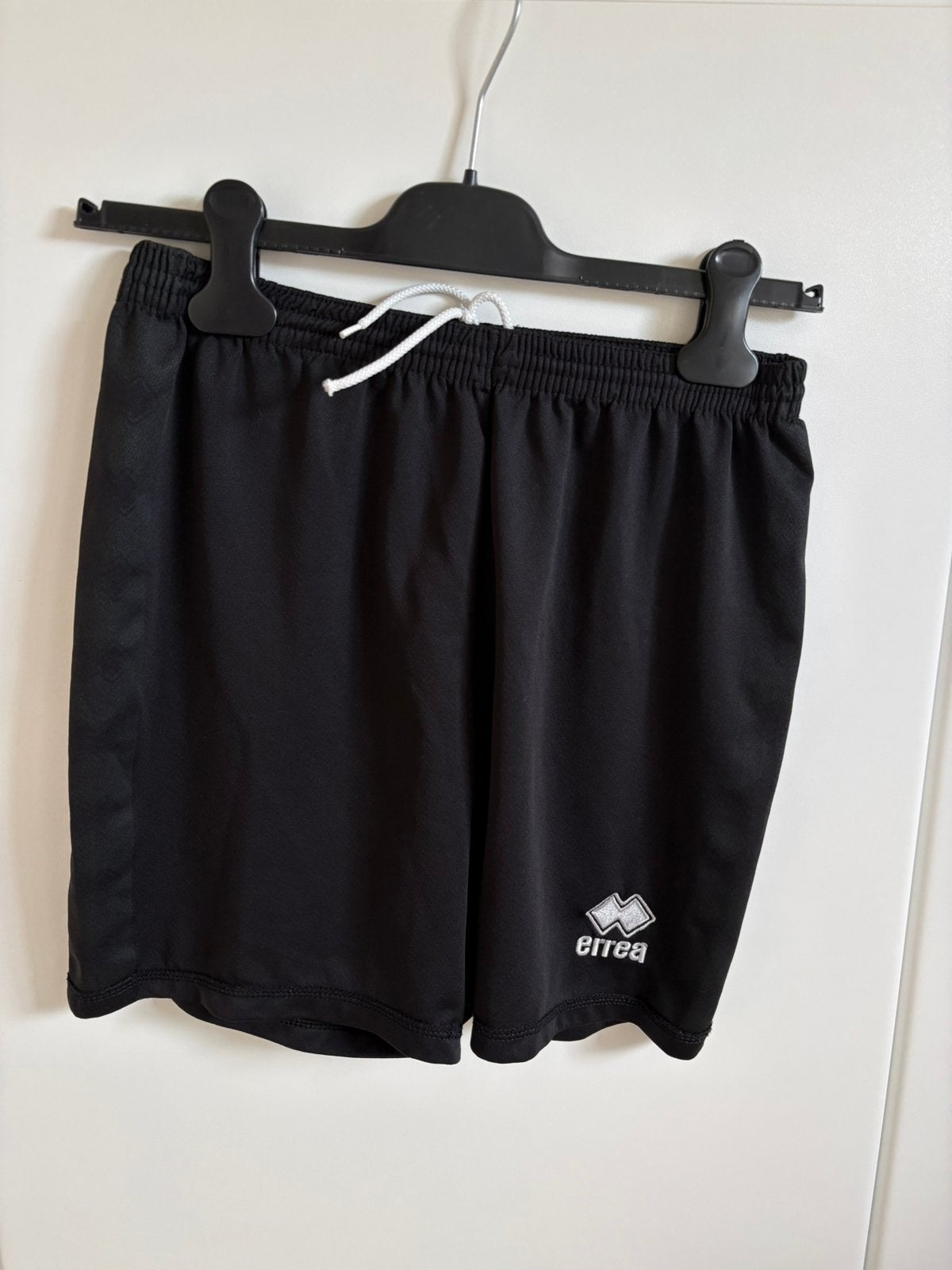 Errea zwarte voetbalshort, prima staat, mt XS, Sports & Fitness, Football, Taille XS ou plus petite, Enlèvement ou Envoi, Comme neuf
