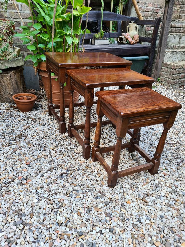 Magnifiques tables gigognes en bois, Enlèvement
