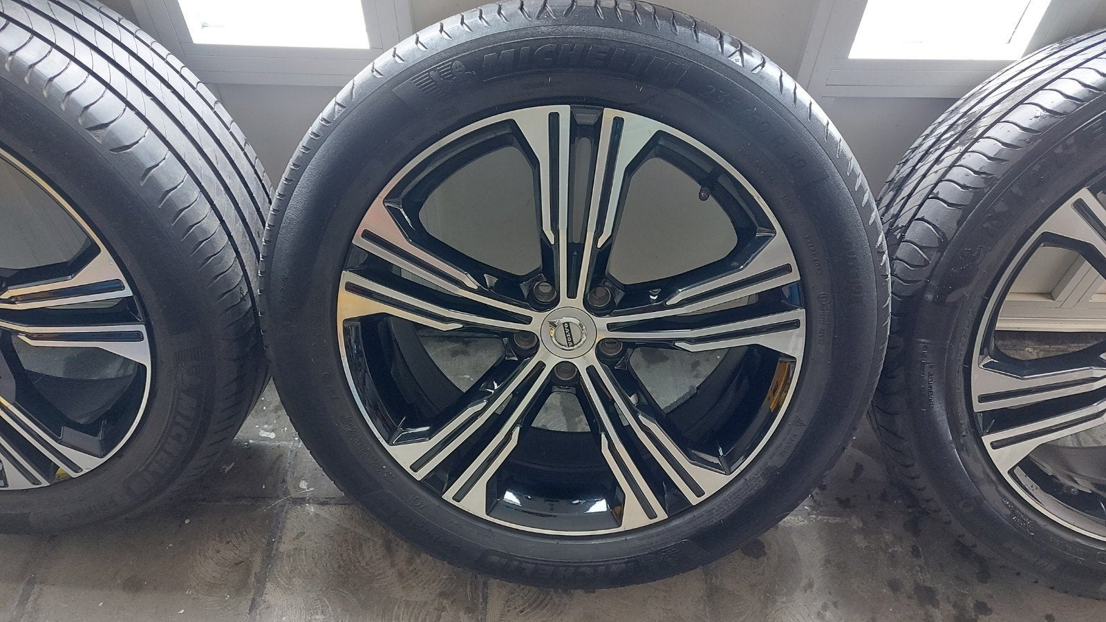 Originele Volvo aluvelgen 19inch met zomerbanden Michelin, Autos : Pièces & Accessoires, Pneus & Jantes, Enlèvement, Pneus été