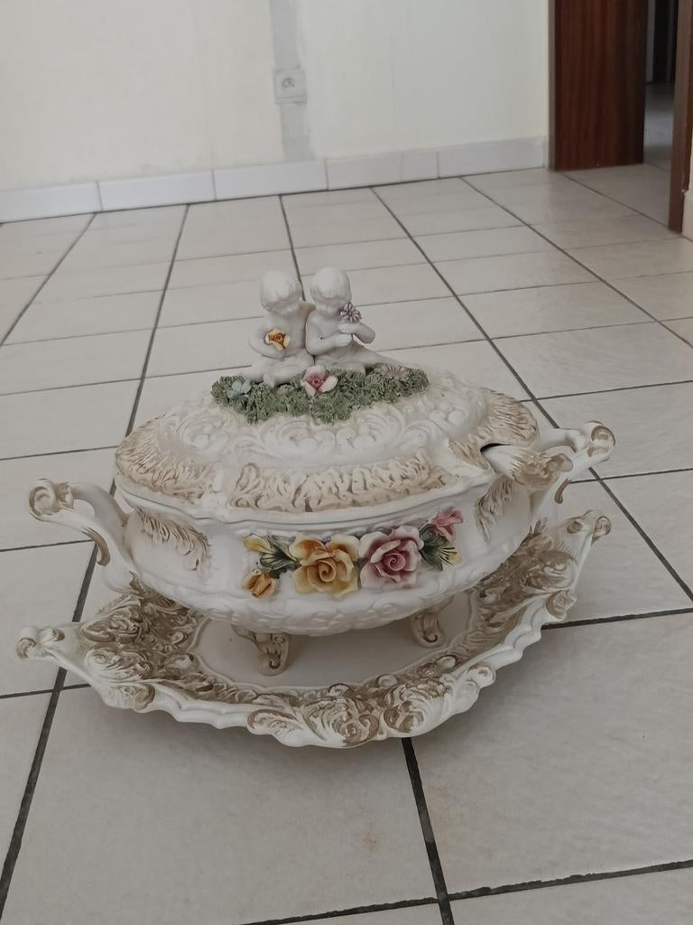 Porseleinen versierde sierterrine/bonbonnière, Ophalen