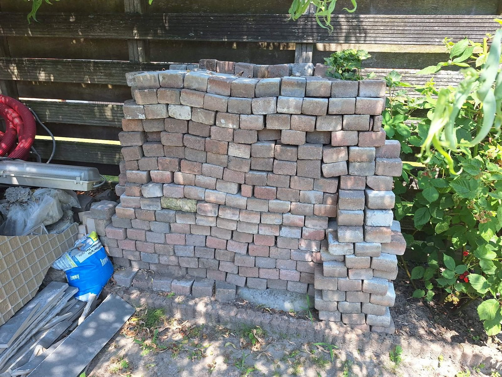 Betonklinkers ongeveer 1000 stuks, Tuin en Terras, Ophalen, Zo goed als nieuw, Klinkers
