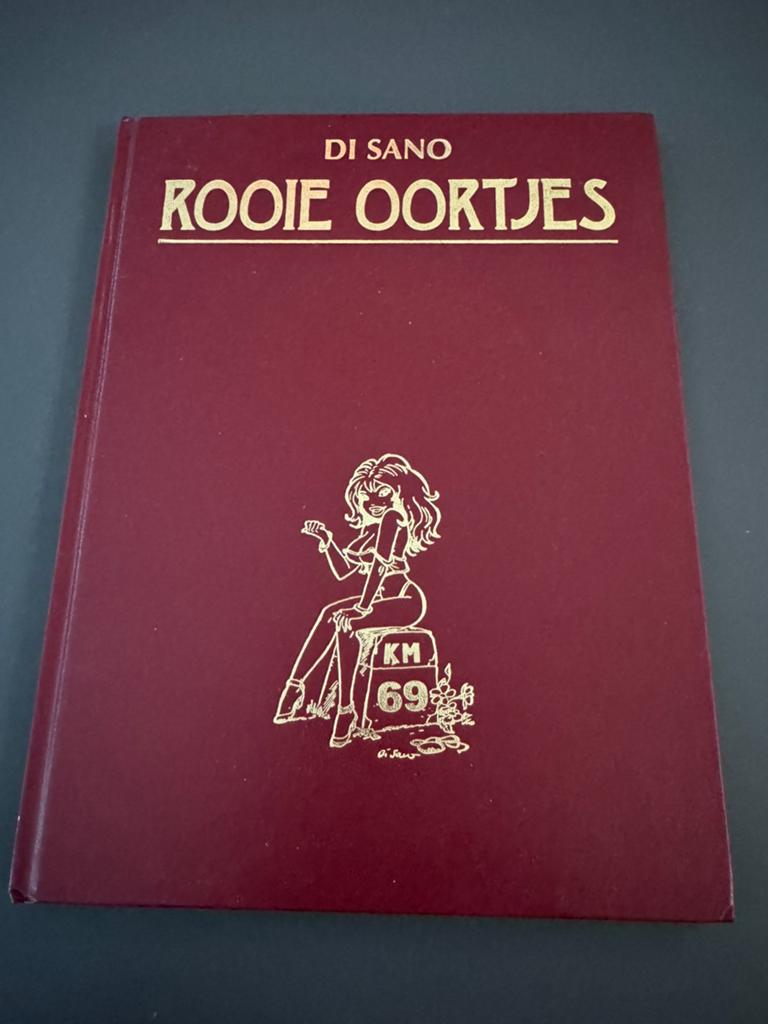 Rooie oortjes - Di Sano hardcover (69 km), Boeken, Eén stripboek, Ophalen of Verzenden, Zo goed als nieuw