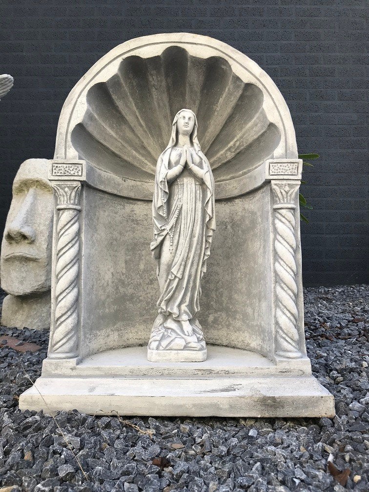 Beeld Maria, biddend, in een kapel, Maria Lourdes, Tuin en Terras, Ophalen of Verzenden, Steen, Mensenbeeld