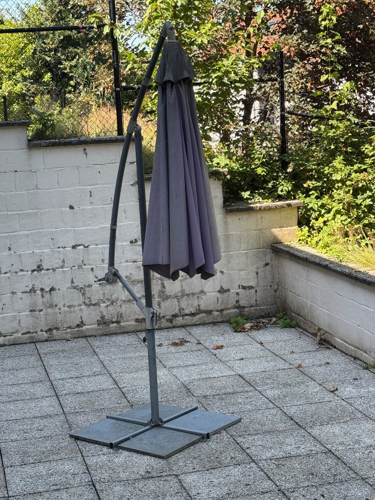 parasol deporté gris, Étanche, Enlèvement, Parasol sur pied, Utilisé