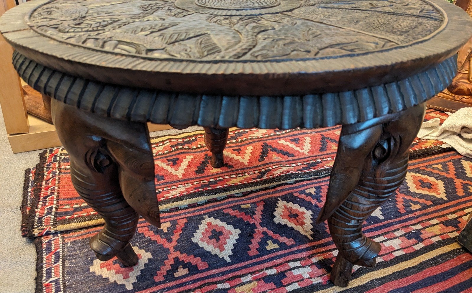 Table basse africaine sculptée – années 1960 – éléphants –, Enlèvement
