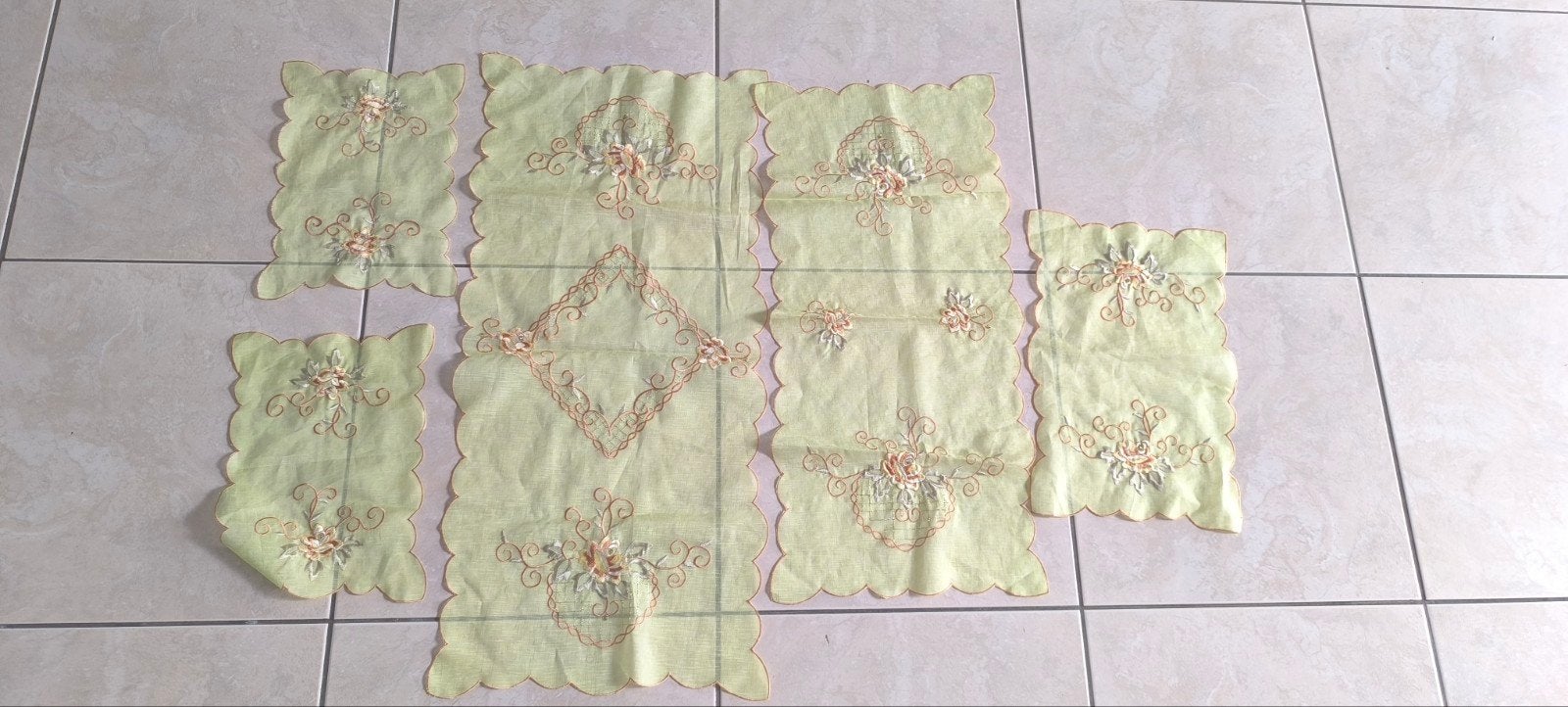 2 chemins de table et 4 napperons brodés vert neuf, Vert