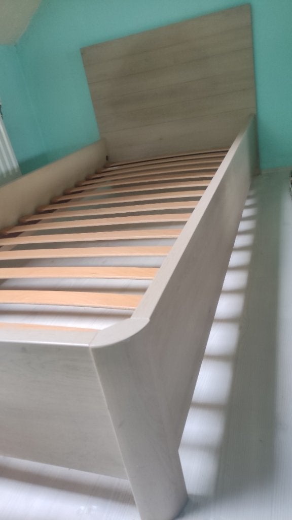 Lit+commode, Enlèvement, Comme neuf