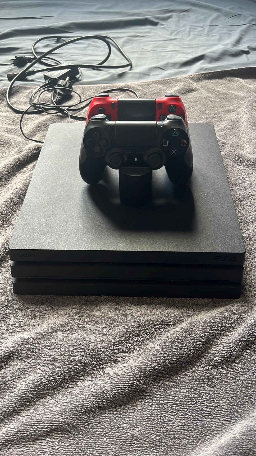 PlayStation 4 pro 1tb 2 kaskes, Games en Spelcomputers, Spelcomputers | Sony PlayStation 4, Ophalen, Gebruikt, Met 2 controllers