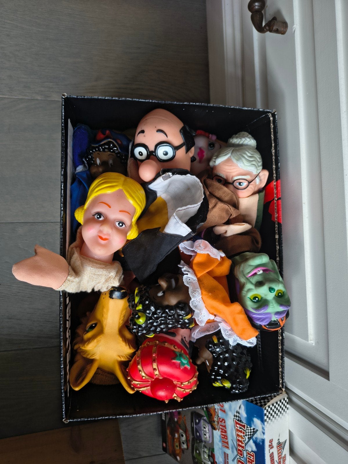 20 marionnettes pour des spectacles de marionnettes, Enlèvement