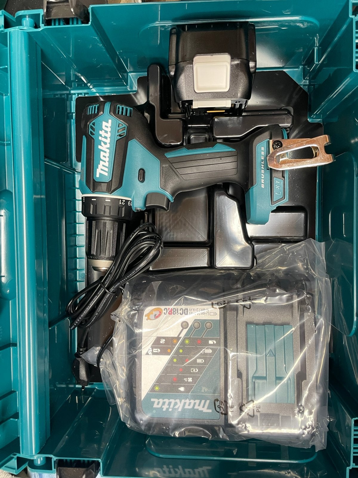 Makita DDF485RTJ, Enlèvement, Neuf, Perceuse