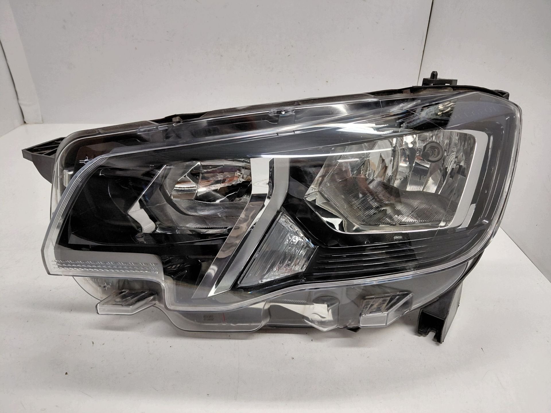 Peugeot Partner IV Koplamp Links 9816826980, Taurusavenue 1
2132 LS  Hoofddorp, NL, Gebruikt, Contact.group@renault.com, Stellantis N.V.
