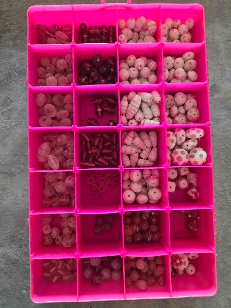 Kralen (doos heeft helaas geen deksel), Hobby & Loisirs créatifs, Fabrication de Perles & Bijoux, Enlèvement ou Envoi