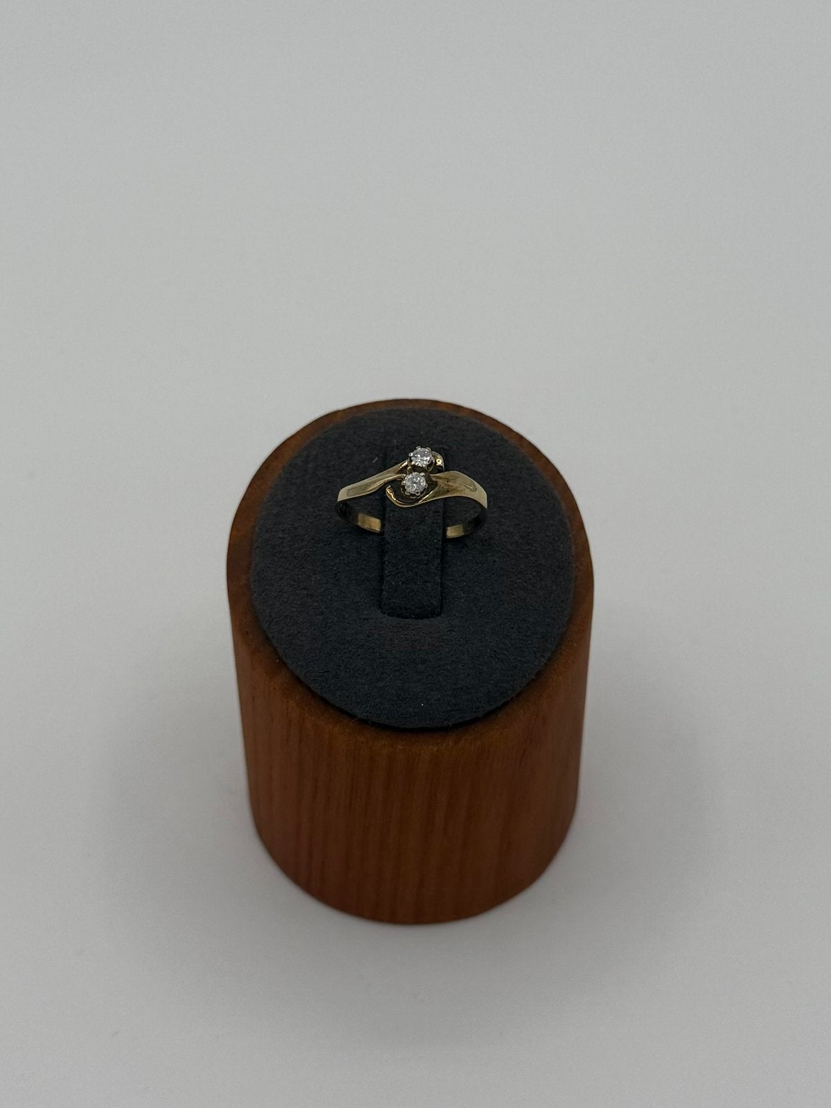 14K Gouden Ring met 2 Zirkonia Steentjes 17mm, Ophalen of Verzenden, Zo goed als nieuw, 17 tot 18, Met edelsteen