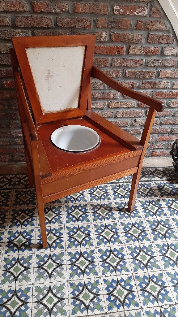 Chaise percée, Enlèvement