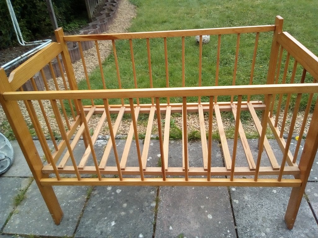 Houten babybedje met vaste lattenbodem, Kinderen en Baby's, Ophalen, Gebruikt, Ledikant