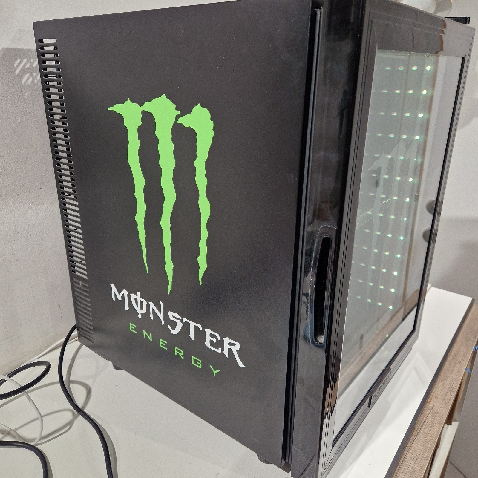 Monster energy koelkast met verlichting , koeling niet werk, Ophalen, Zonder vriesvak, Niet werkend, Minder dan 45 cm