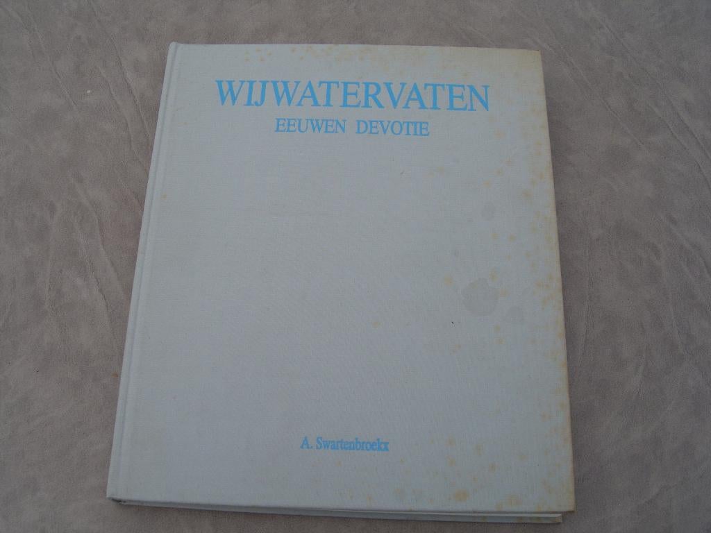 boek over wijwatervaten, Antiek en Kunst, Antiek | Religieuze voorwerpen, Ophalen of Verzenden
