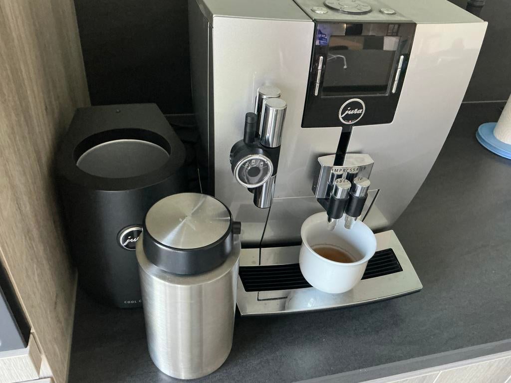 Jura J9.3 met koeler, Ophalen, Espresso apparaat, Zo goed als nieuw, Afneembaar waterreservoir