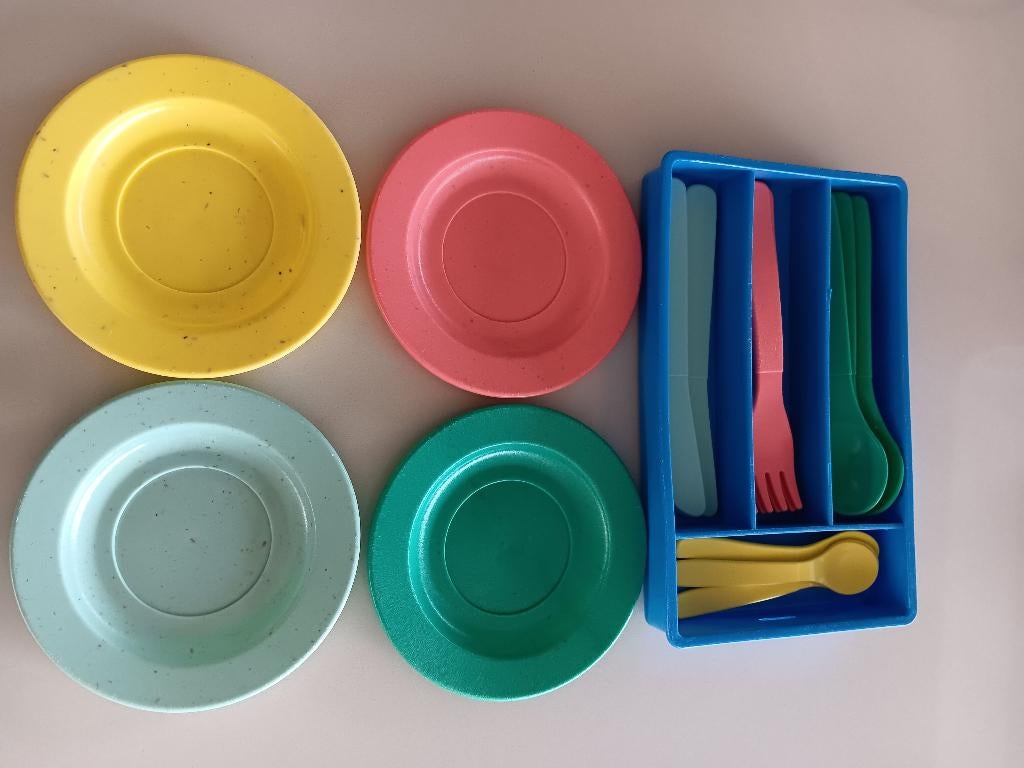 Accessoire de cuisine pour jouets - couverts et assiettes, Enlèvement, Comme neuf, Plastique, Accessoires de cuisine de jeu