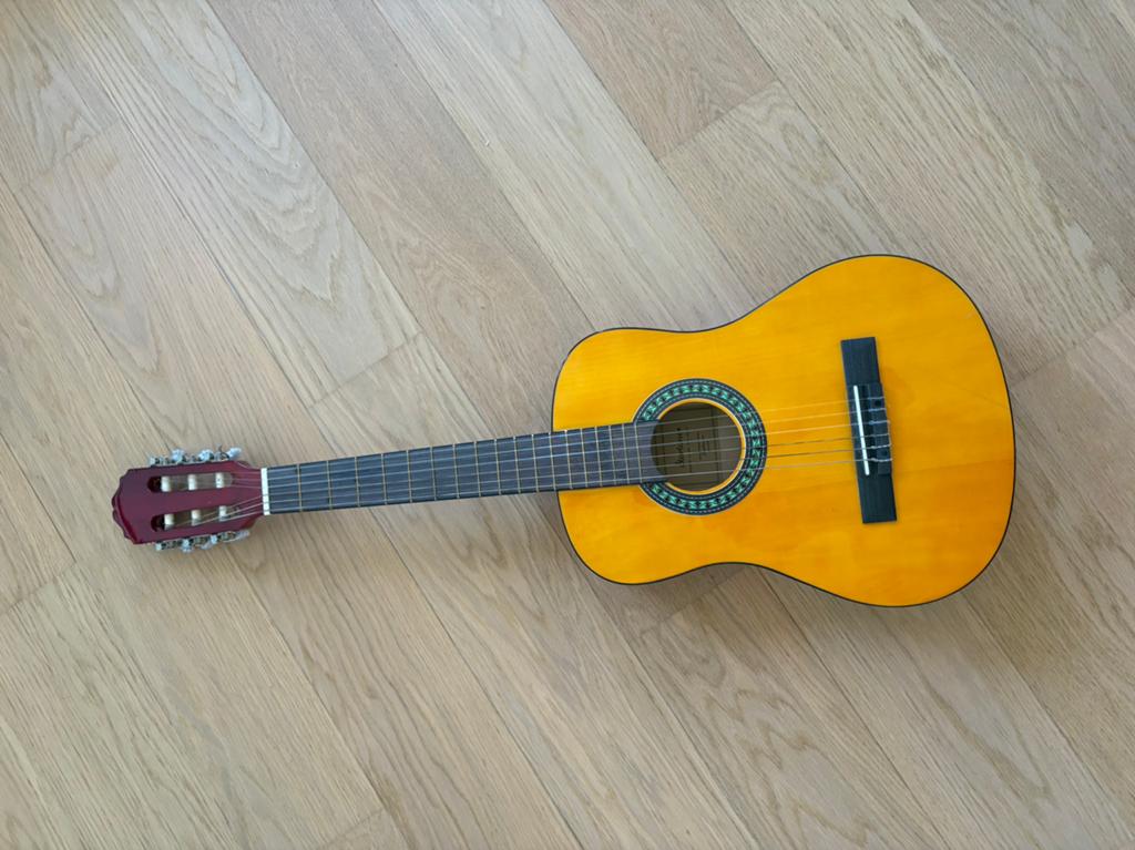 Guitare 1/2 pour enfant - très bon état. Pose pied inclus, Enlèvement, Comme neuf