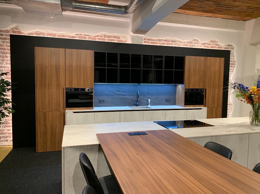 NOUVELLE CUISINE D'EXPOSITION - NOYER ET BÉTON - SAMSUNG, Maison & Meubles, Enlèvement, Neuf, Sans poignée