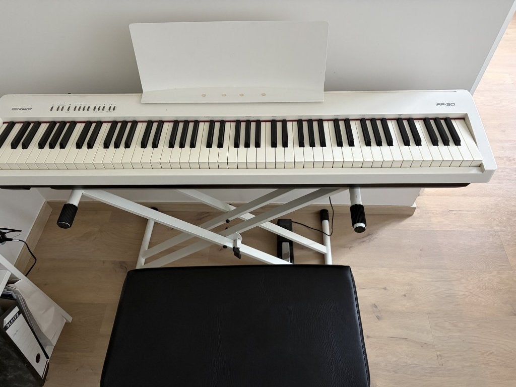 Piano numérique Roland FP-30 blanc + pédale, banc et stand, Ophalen, Gebruikt, Wit, Digitaal
