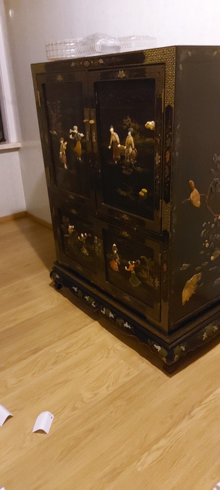 Hout en metalen kast, Ophalen