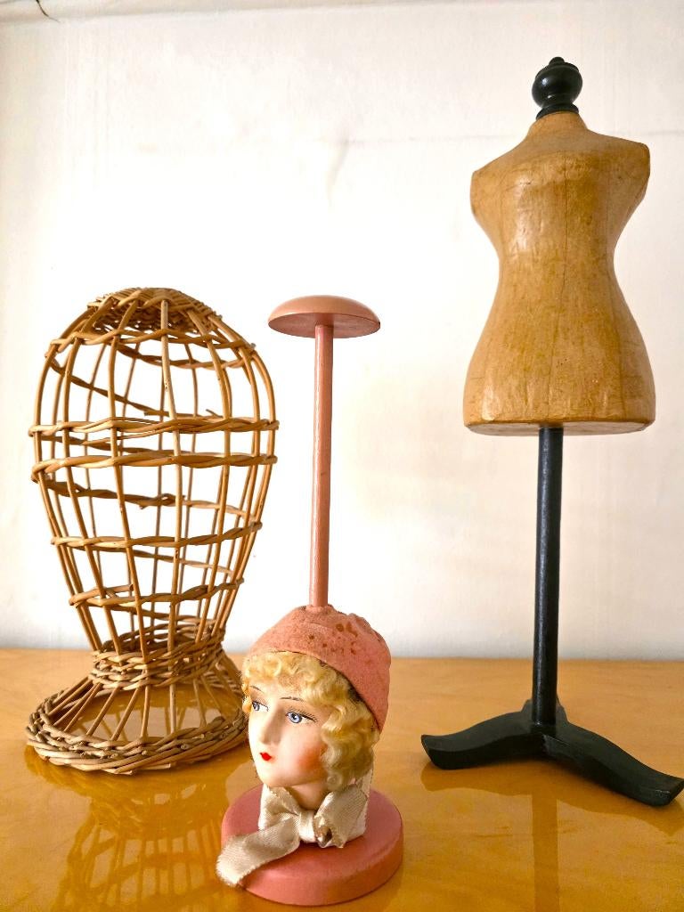 Lot vintage : 2 porte‑chapeaux + mini‑mannequin, Enlèvement ou Envoi