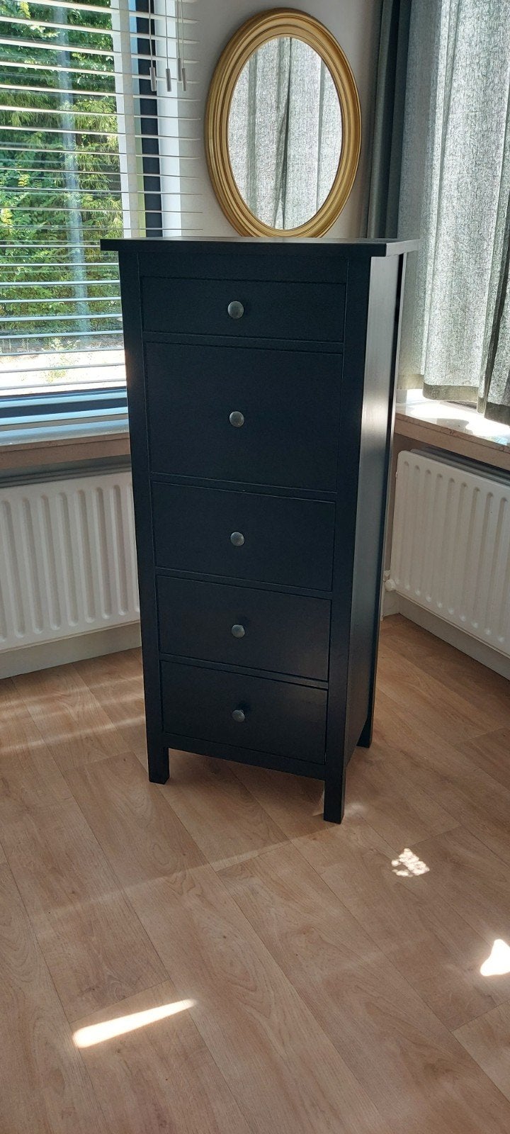 IKEA HEMNES 5-ladenkast zwartbruin – nette staat, Maison & Meubles, Armoires | Commodes, 25 à 50 cm, Enlèvement ou Envoi, 5 tiroirs ou plus