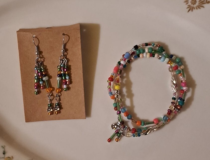 Handgemaakte meerkleurige armband met bijpassende oorhangers, Ophalen, Overige materialen, Overige kleuren, Nieuw