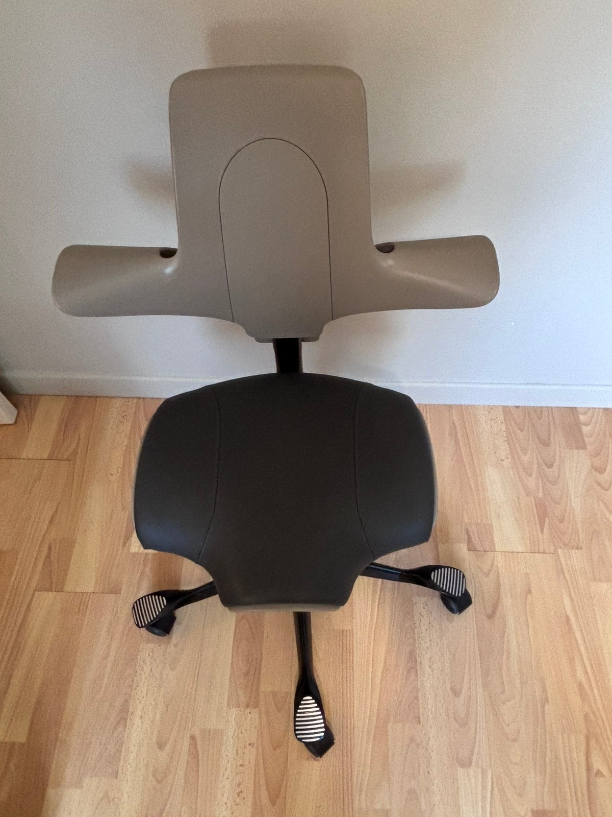 HÅG Capisco ergonomische bureaustoel – zwart/grijs, Gris, Comme neuf, Enlèvement, Chaise de bureau