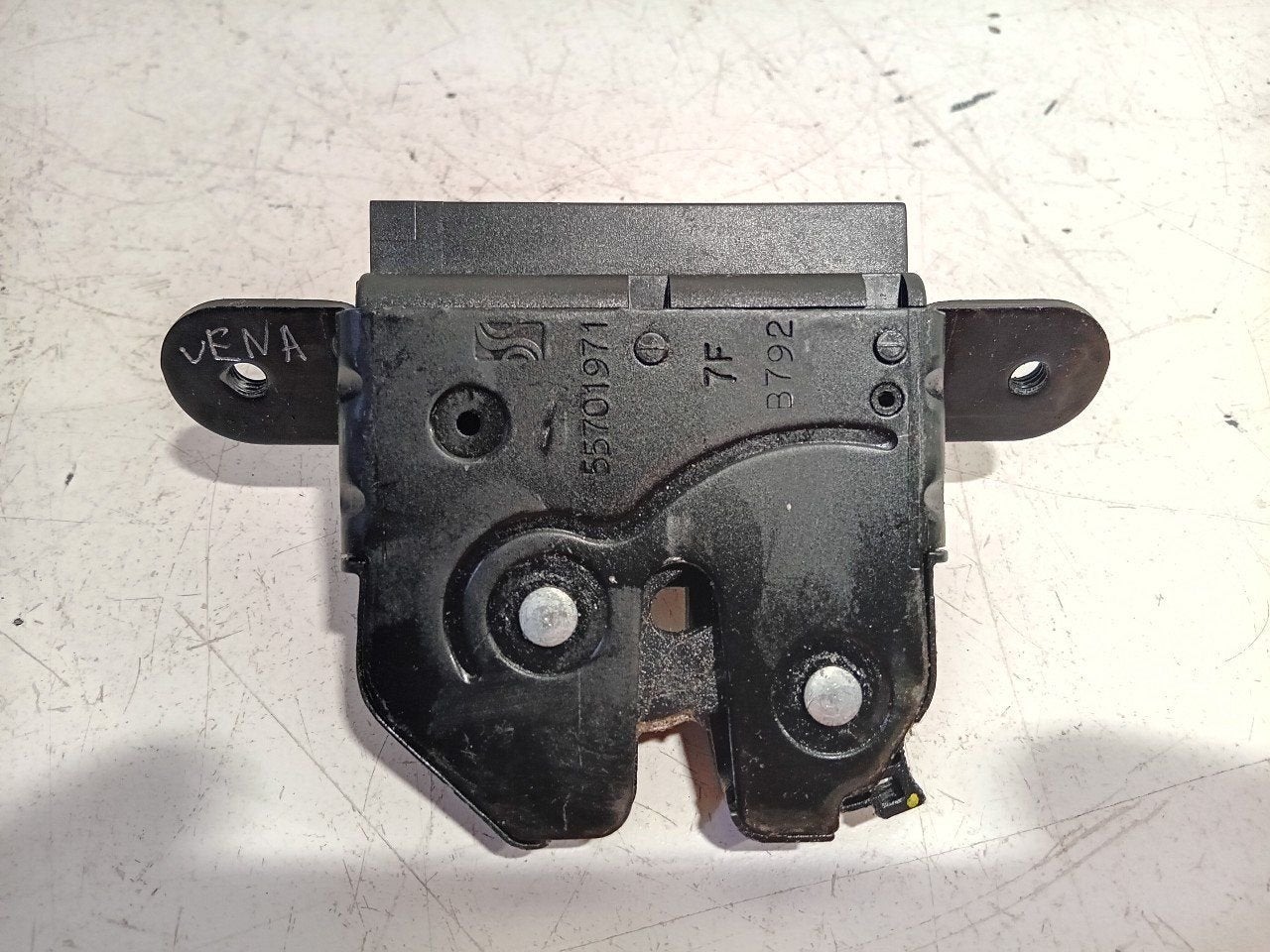 Slot mechaniek kofferdeksel achterklep elektrisch Fiat 500, Onderdelen@venauto.nl, Van der Ven Autorecycling B.V., Ettenseweg 76, 4706 PB Roosendaal, The Netherlands