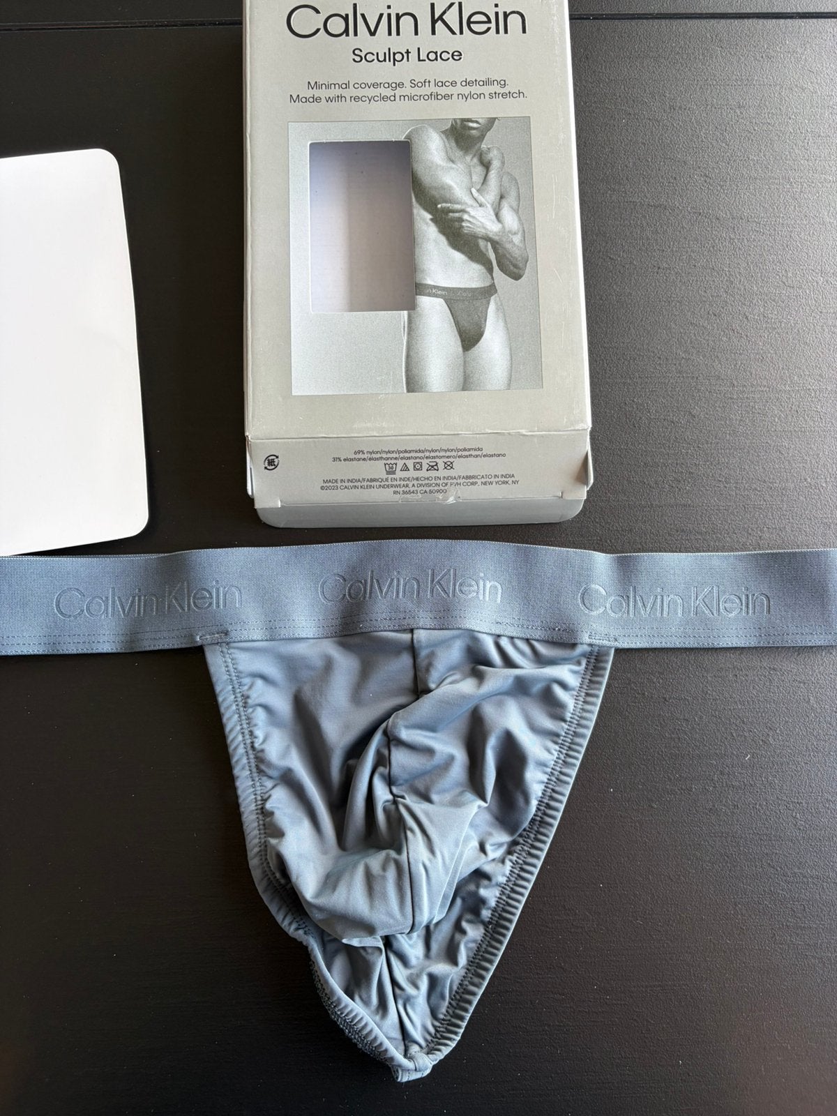 String en dentelle sculptée en microfibre Calvin Klein, Vêtements | Hommes, Envoi, Gris, Slip
