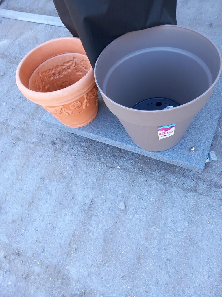 Pots de fleurs en plastique, Enlèvement