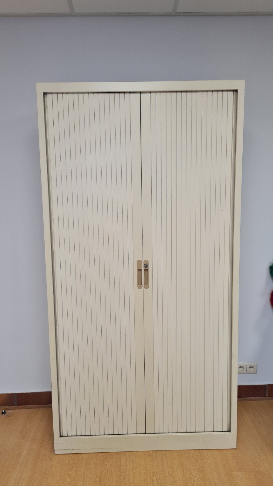 Beige metalen roldeurkast, Huis en Inrichting, Kasten | Roldeurkasten en Archiefkasten, Ophalen, Gebruikt, 100 tot 150 cm, 150 tot 200 cm