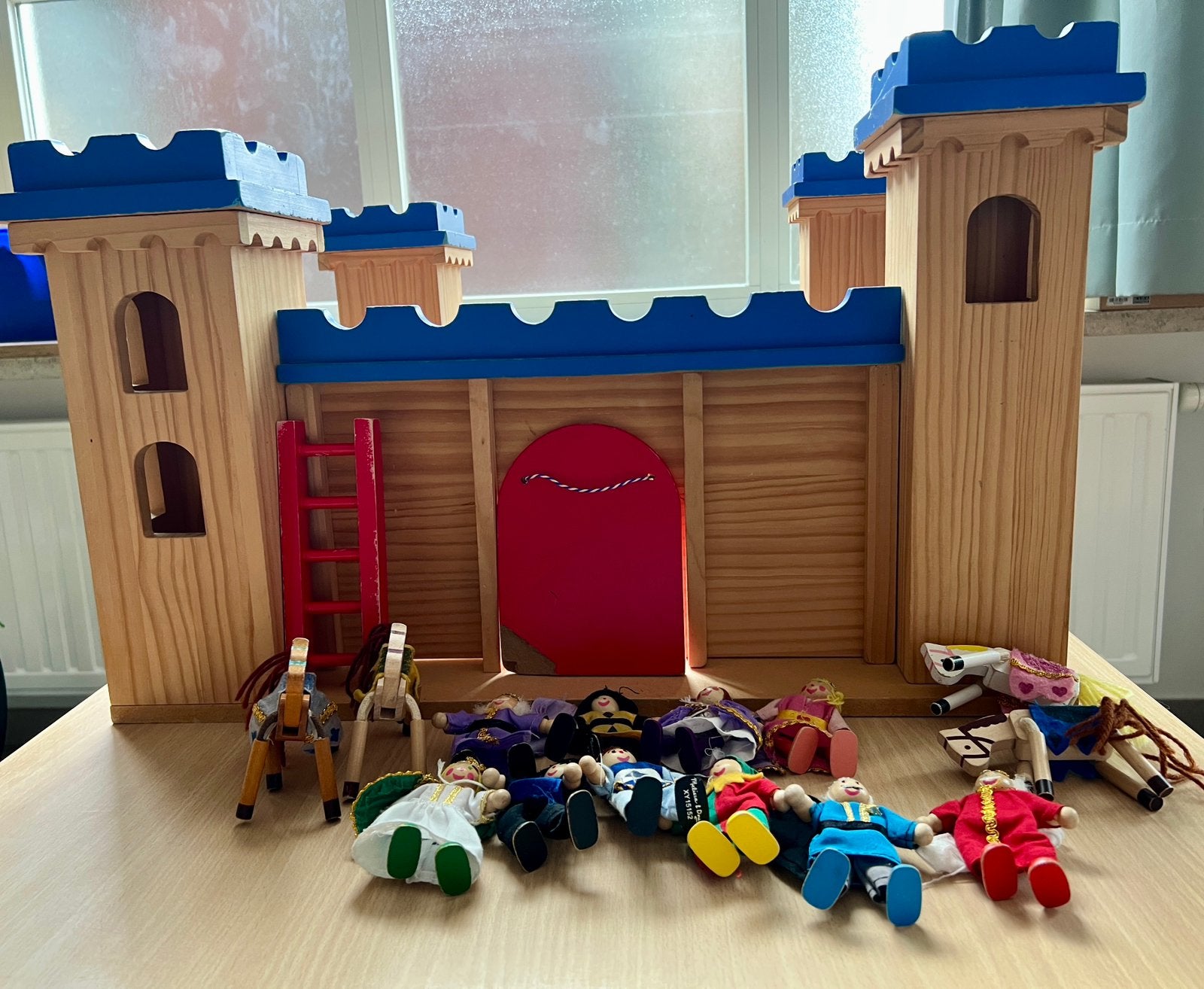 Houten ridderkasteel met popjes en paarden, Ophalen, Gebruikt
